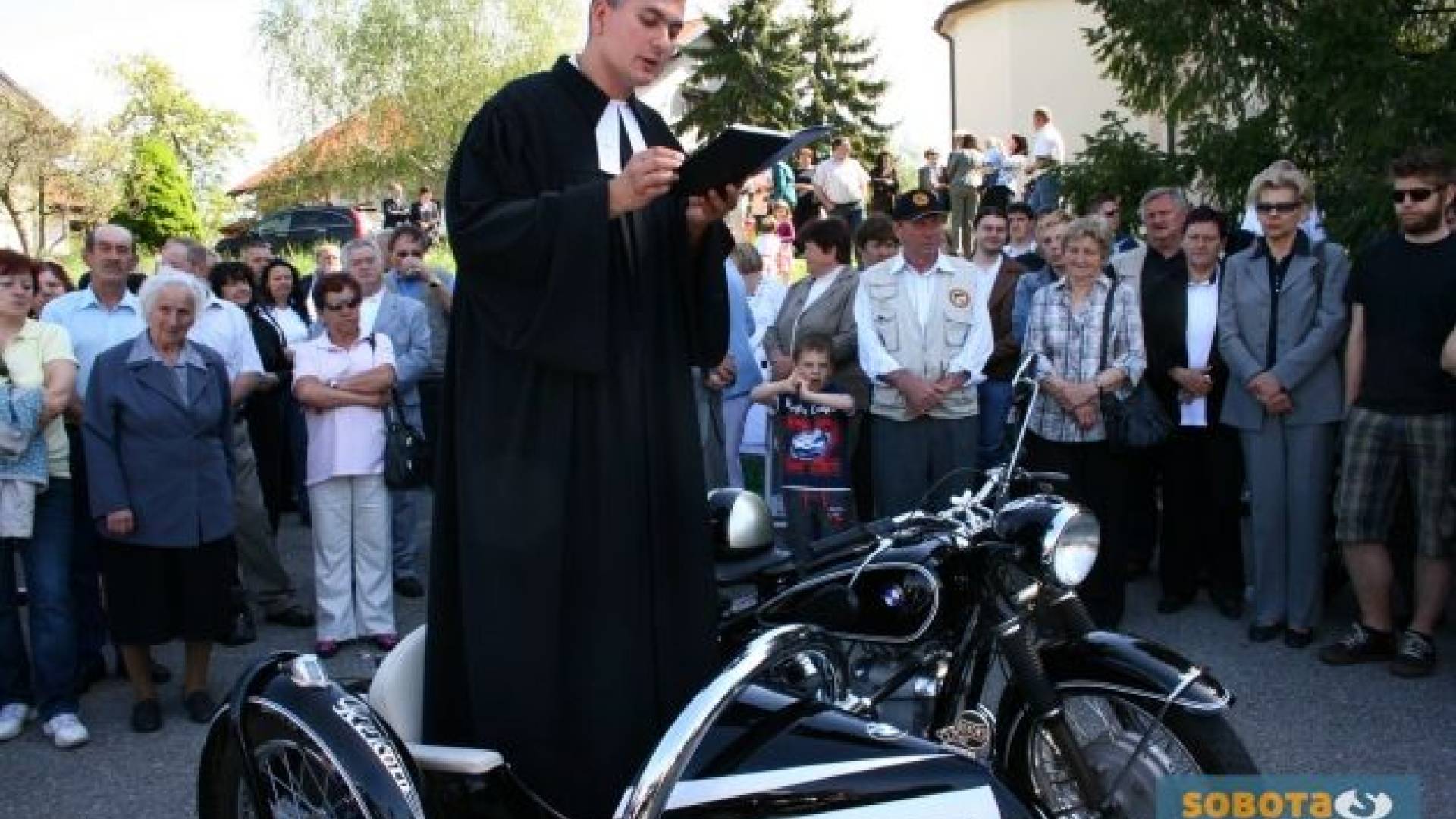 Duhovnik Simon Sever je poleg dobrodelnosti znan tudi kot ljubitelj starodobnikov.