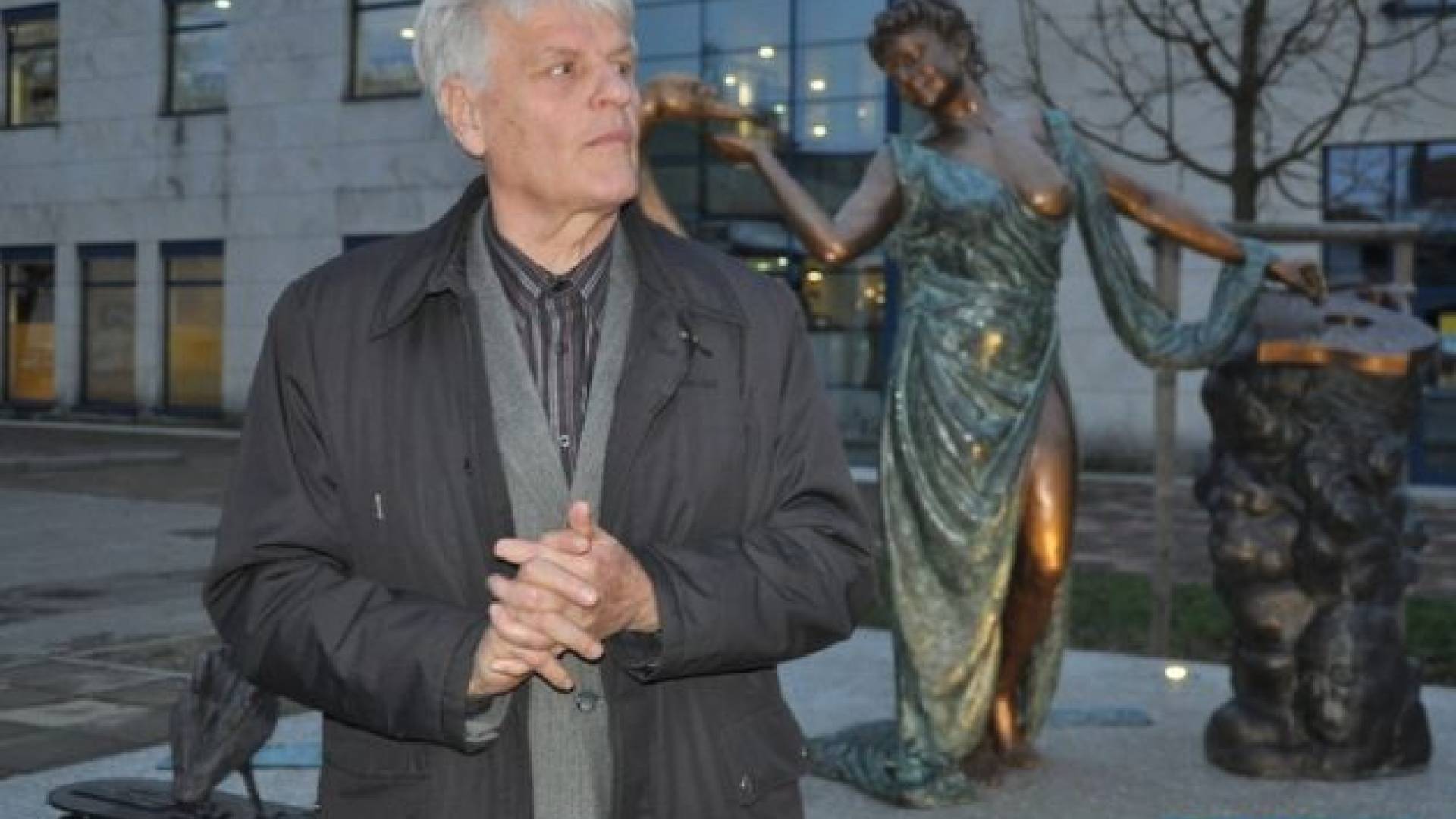 "O tem ali je sploh umestno javne skulpture postavljati tam, kamor se kakšnemu od kiparjev zazdi ali da na svoj način izsiljuje lokacijo, je seveda problem naše slovenske sredine in večjih krajev." 