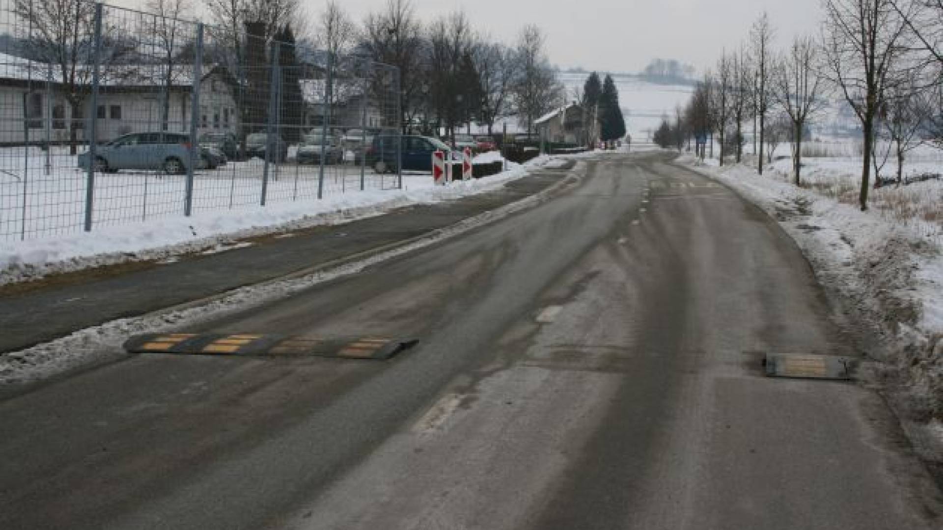 Voznik plužilca je zaradi obilnega sneženja spregledal ležeče policaje pred OŠ Kuzma.
