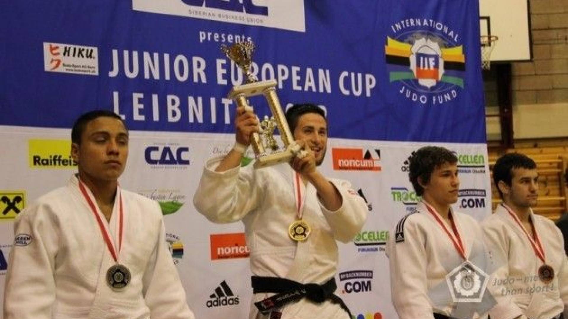 Adrian Gomboc (prvi desno od zmagovalca) je osvojil tretje mesto v Avstriji in ponovno opozoril nase.