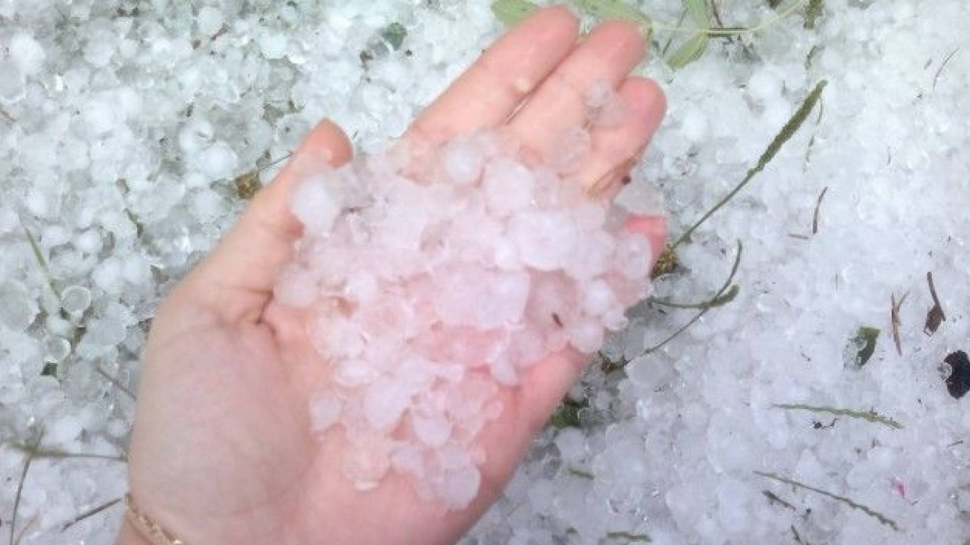 Takšna toča je danes padala v Vidoncih.