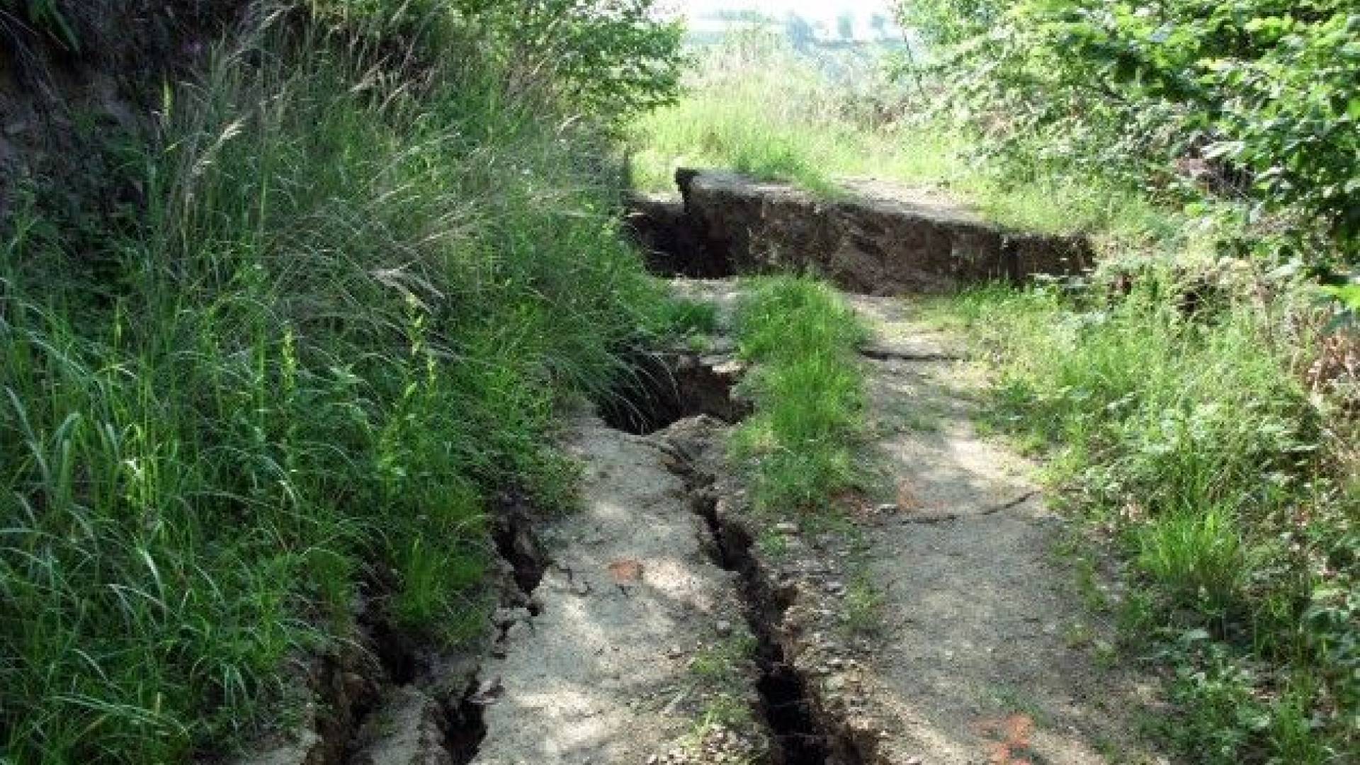 Globoke razpoke v kamninah nad kamnolomom Sotina skrbijo mimoidoče, dela v kamnolomu pa so že ustavljena. 