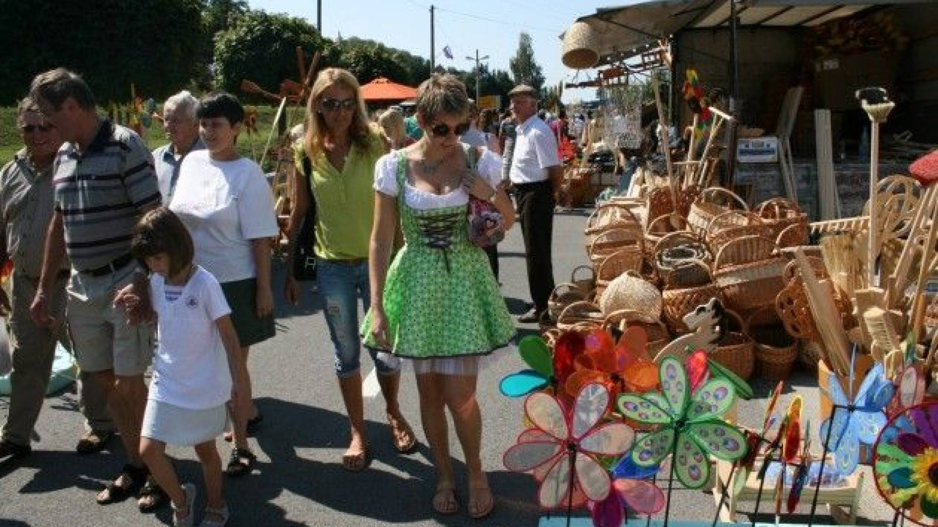 Obiskovalci od blizu in daleč so si ogledali ponudbo tradicionalnega kramarskega sejma pri Gradu.
