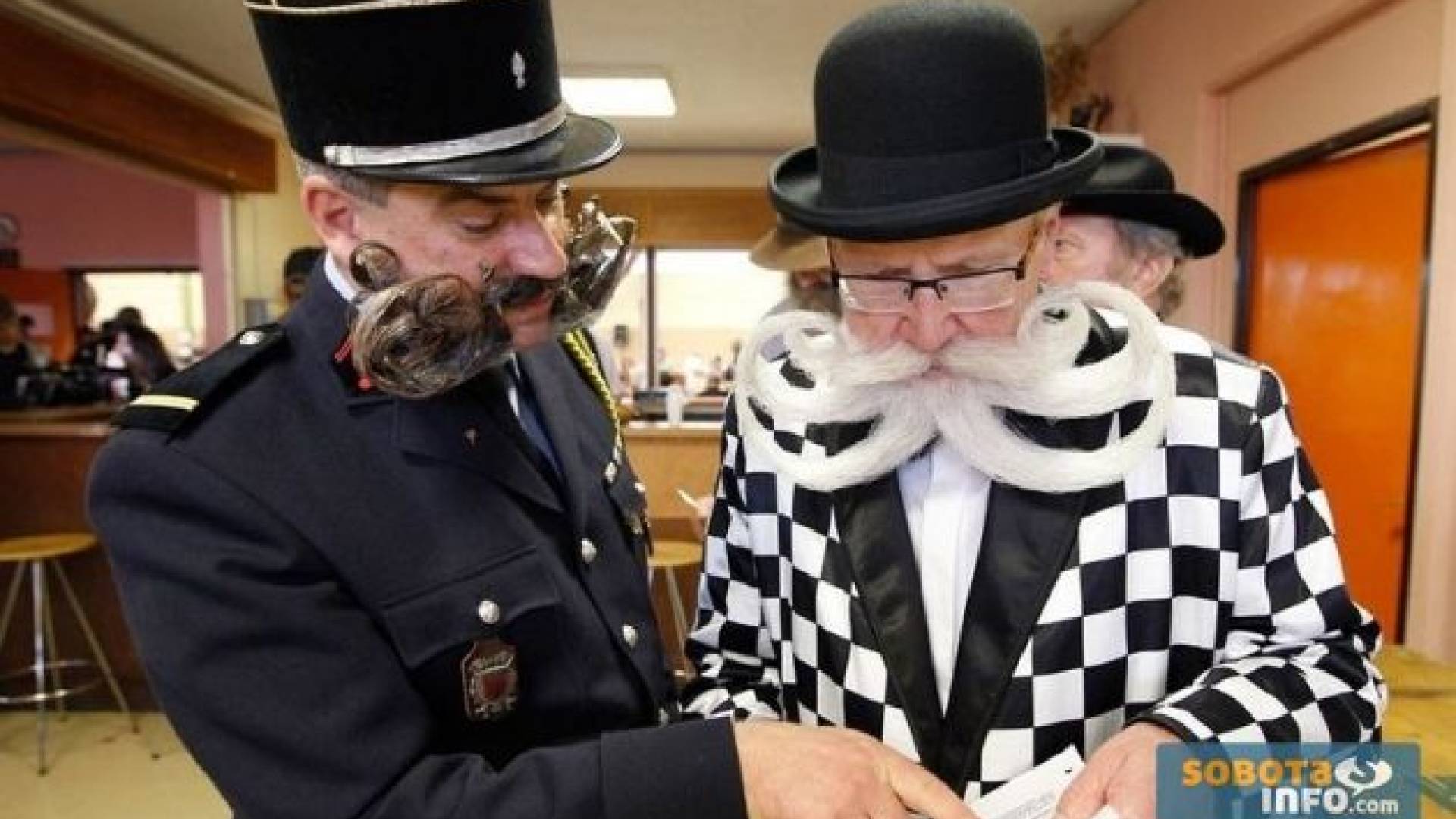 Tekmovalci so svoj brkati izgled izpopolnili z izstopajočim "outfitom".