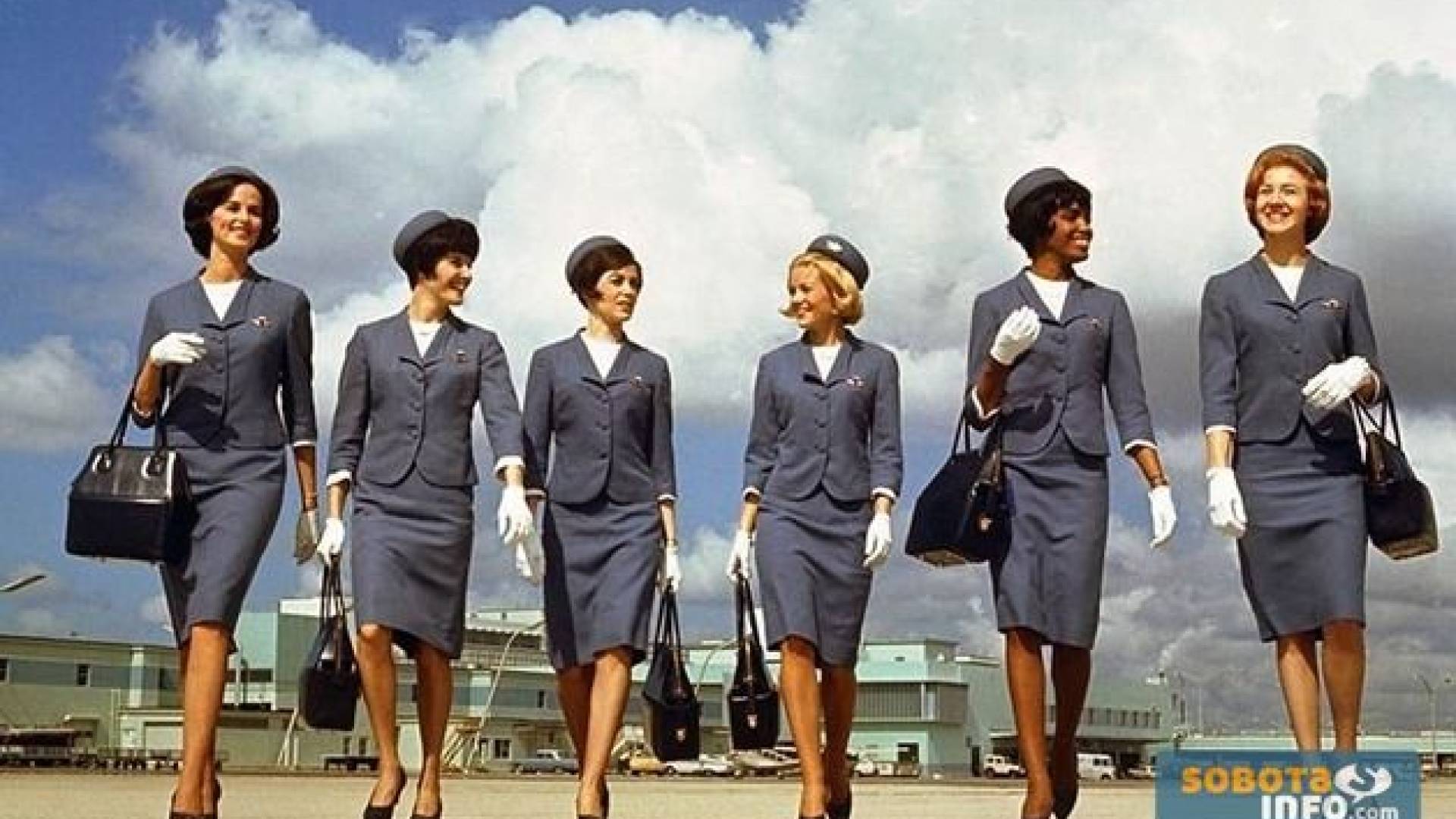 Skupina stevardes»Delta Airlines«, ki prikazujejo zimske uniforme med letoma 1965-1968