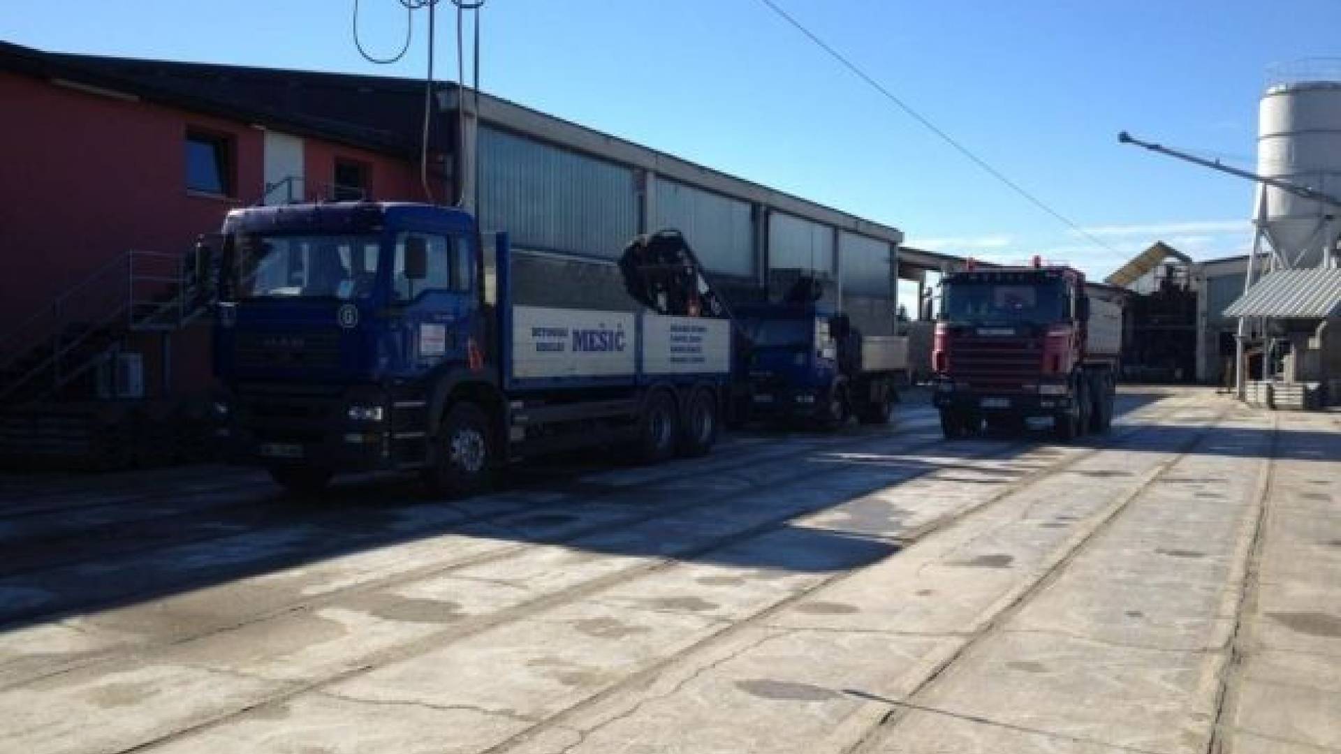 V Murski Soboti je bila izvršena tatvina tovornega vozila znamke MAN z dvigalom, modre barve, reg. Št. MS C6-898.