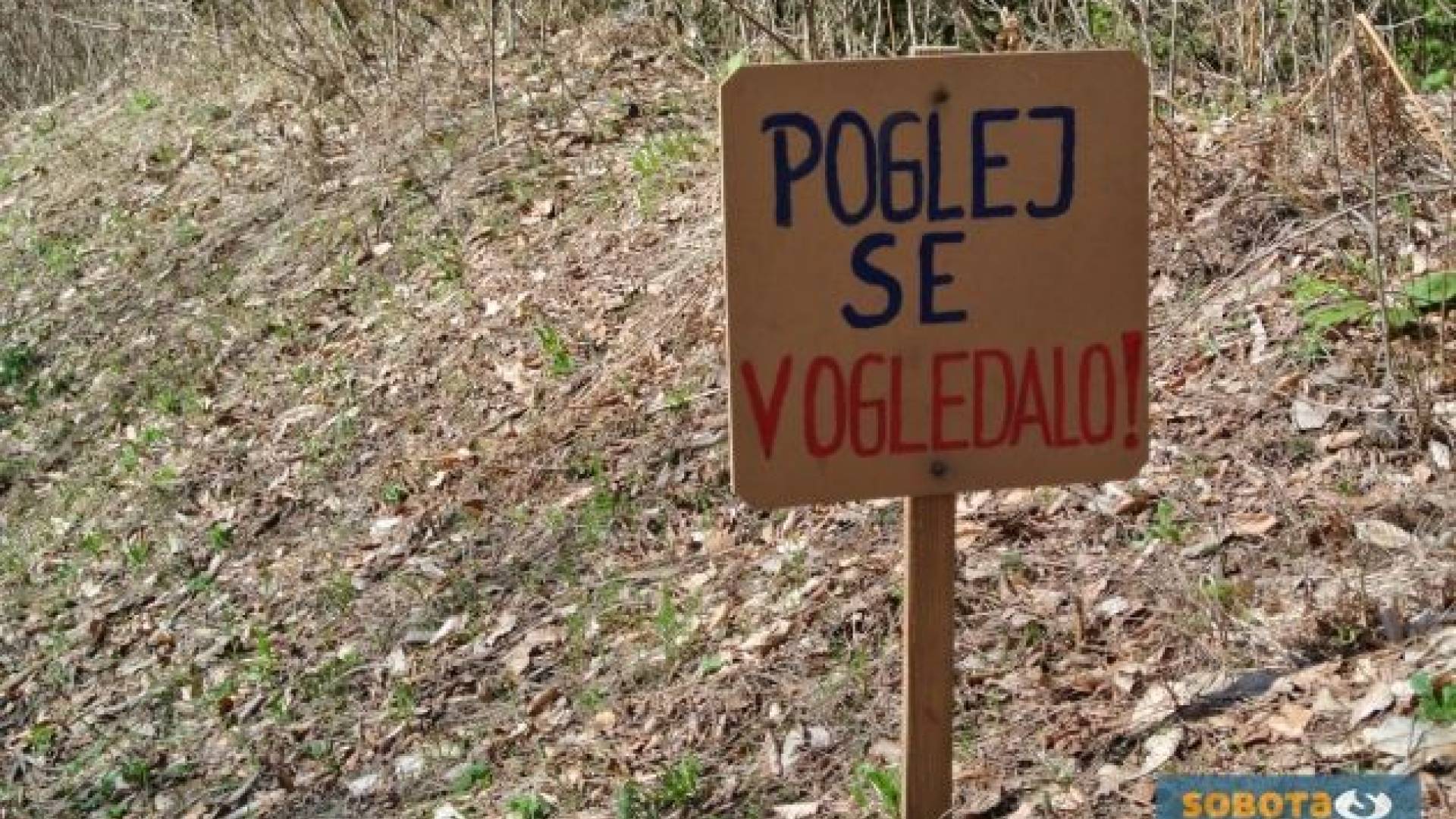 Neznani domačin je po lanskem posredovanju proti smeteh v jarkih v svojem slogu postavil novo tablo "Poglej se v ogledalo".