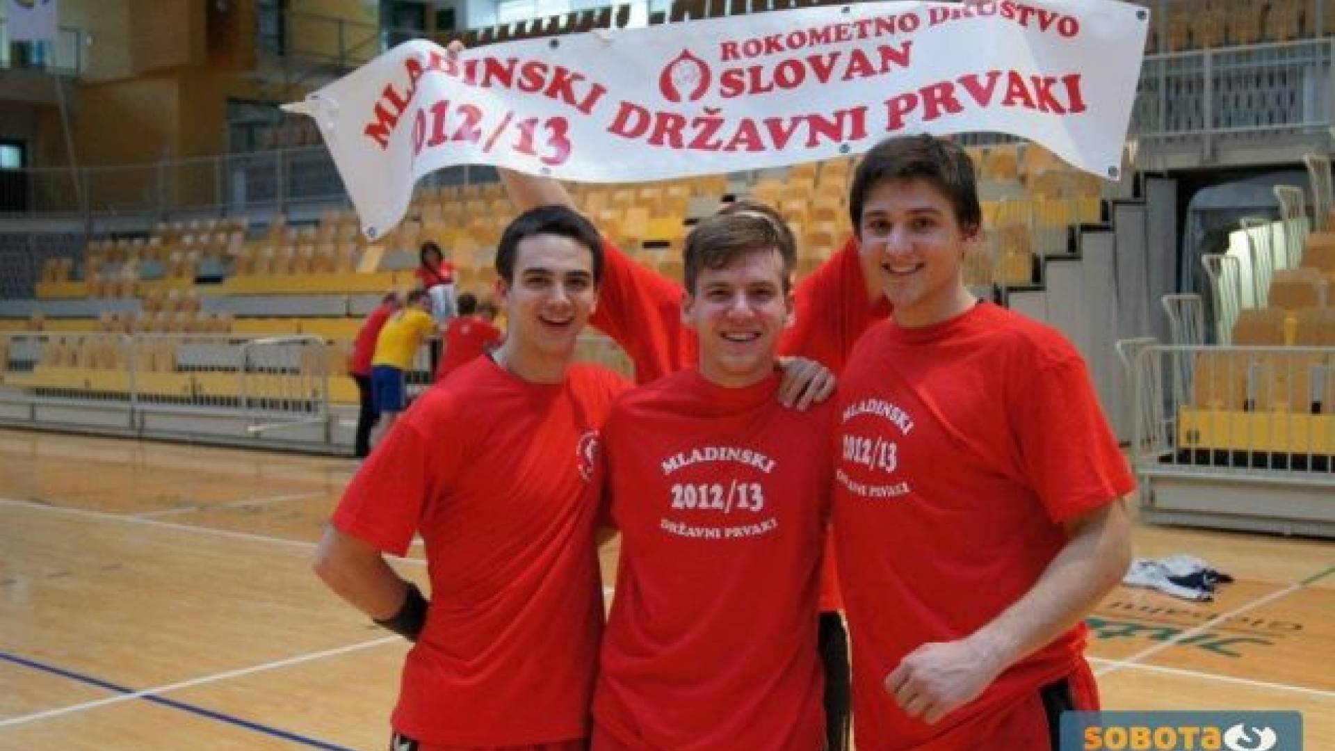 Petrovič v sredini.jpg