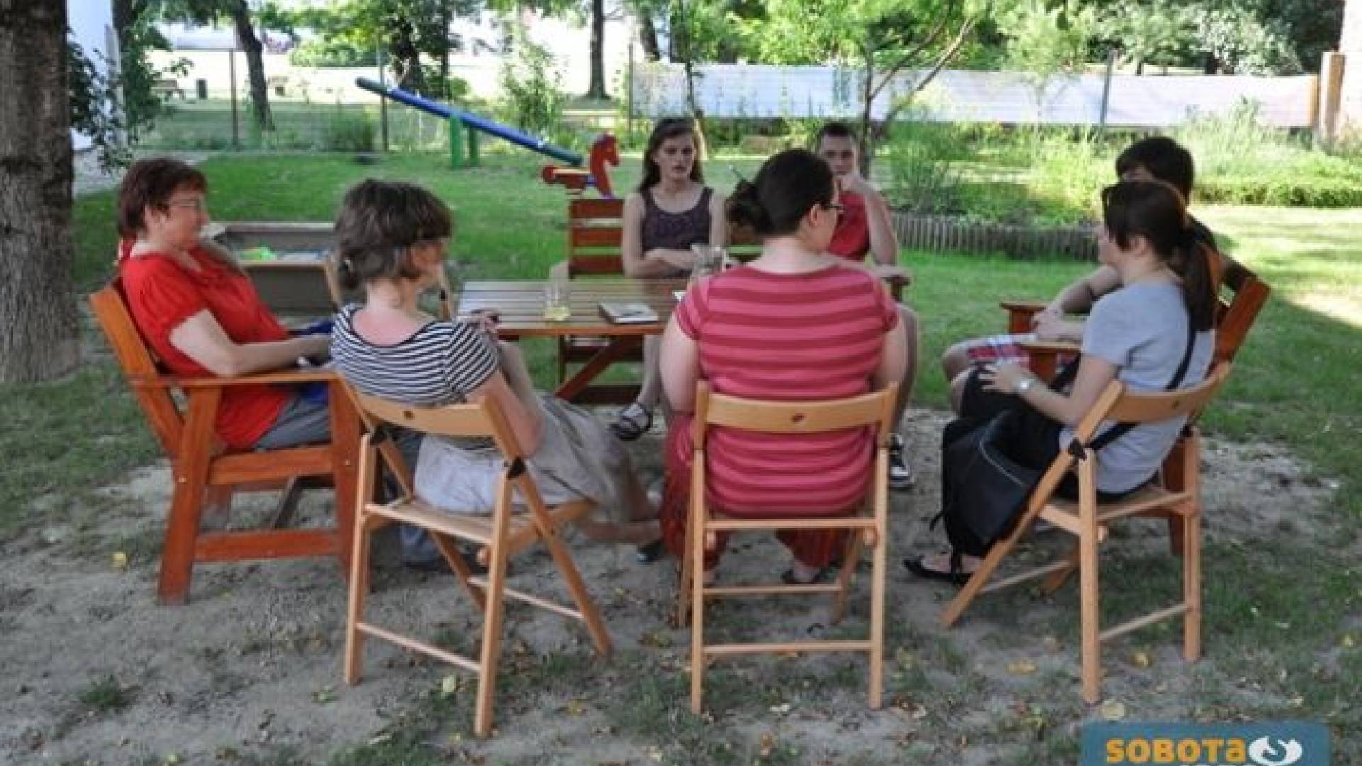  Stereotip: Po besedah Šmidove se mladih najbolj dotakne opozorilo ameriške vlade, kako naj se njihovi državljani opremijo pred odhodom v Slovenijo. Ti se ob zavedanju navedenih »neumnosti« začnejo spraševati, zakaj je do tega prišlo. 