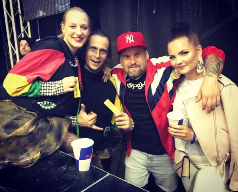 Z leve: Tina Vrdjuka in Matjaž Kekec iz Zum kreative, Josh Somen s partnerico (Foto Josh Somen Facebook)