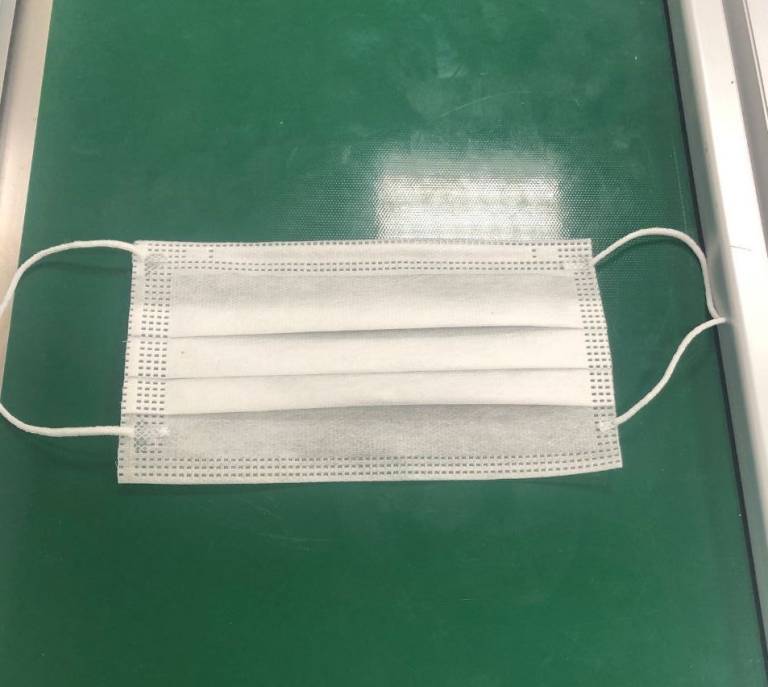 V sredo so izdelali prvo masko.