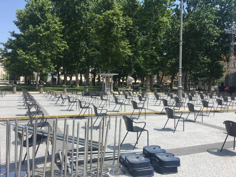 Organizatorji so morali poskrbeti za ustrezno razdaljo med stoli in razkužila na vstopnih točkah. 