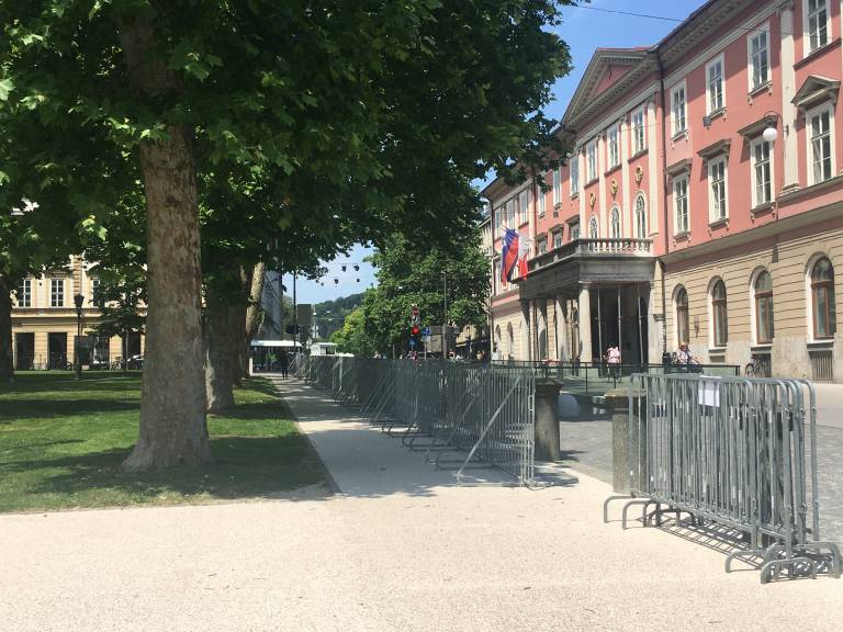 Za varnost obiskovalcev so poskrbeli z zaščitnimi ograjami, ki obdajajo Kongresni trg.