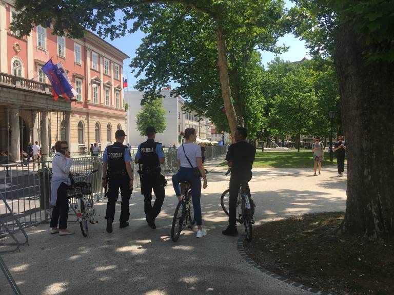 Za upoštevanje navodil in varovanje skrbijo varnostniki in predstavniki policije. 
