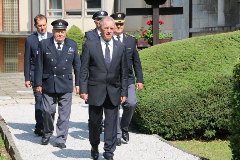 Pred začetkom slovesnosti je delegacija policije in notranjega ministrstva položila vence k spominskima obeležjema v Parku spomina v Tacnu v Ljubljani in Pomniku padlim v vojni za Slovenijo 1991 na Novih Žalah v Ljubljani. 