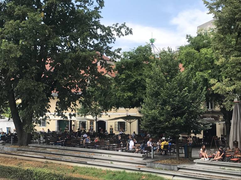 Gostniski lokali se počasi polnijo, vendar je gostov v primerjavi z lanskim letom občutno manj. 