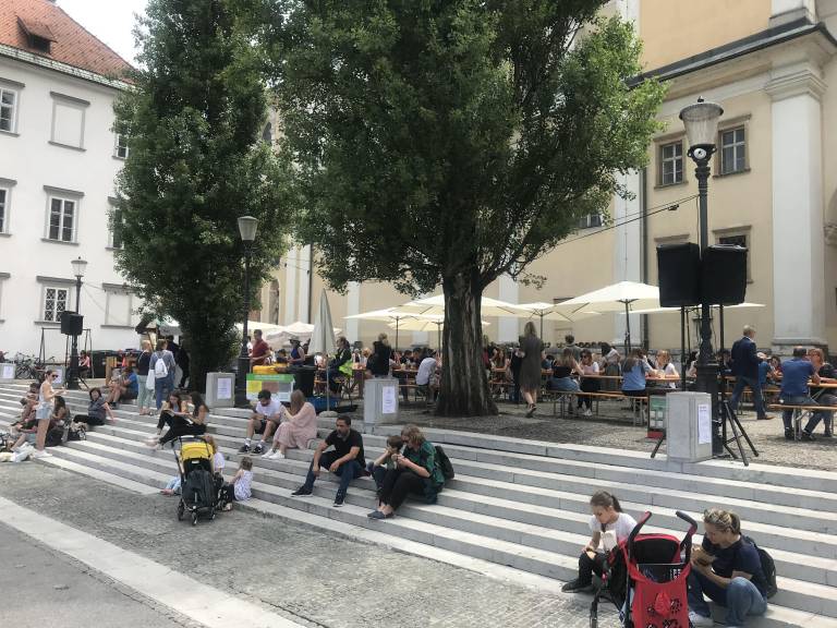 Kar ni običajno za pretekle sezone Odprte kuhne, smo se danes povsem brez prerivanja lahko sprehodili mimo vseh ponudnikov. Bilo je dovolj prostora za vsakogar, ki se je želel usesti in družiti. 