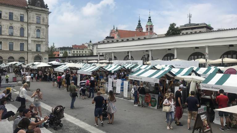 Petkovo pohajanje po Ljubljani se seveda zaključi na Pogačarjevem trgu na Odprti kuhni, ob dobri hrani in pijači. Trenutna situacija s COVID-19 je vplivala tudi na ta že tradicionalen petkov dogodek. Kar ni običajno za pretekle sezone Odprte kuhne, smo se danes povsem brez prerivanja lahko sprehodili mimo vseh ponudnikov. 