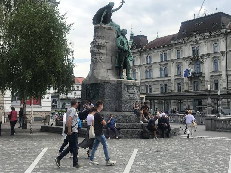 Med sprehodom po mestu lahko slišimo tudi nekaj turistov. Ti radi posedajo ob Prešernovem spomeniku. 