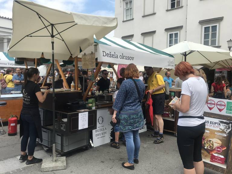 Kljub ponovni uvedbi obveznega nošenja mask v zaprtih prostorih, za ponudnike in obiskovalce Odprte kuhne to ni nujno.