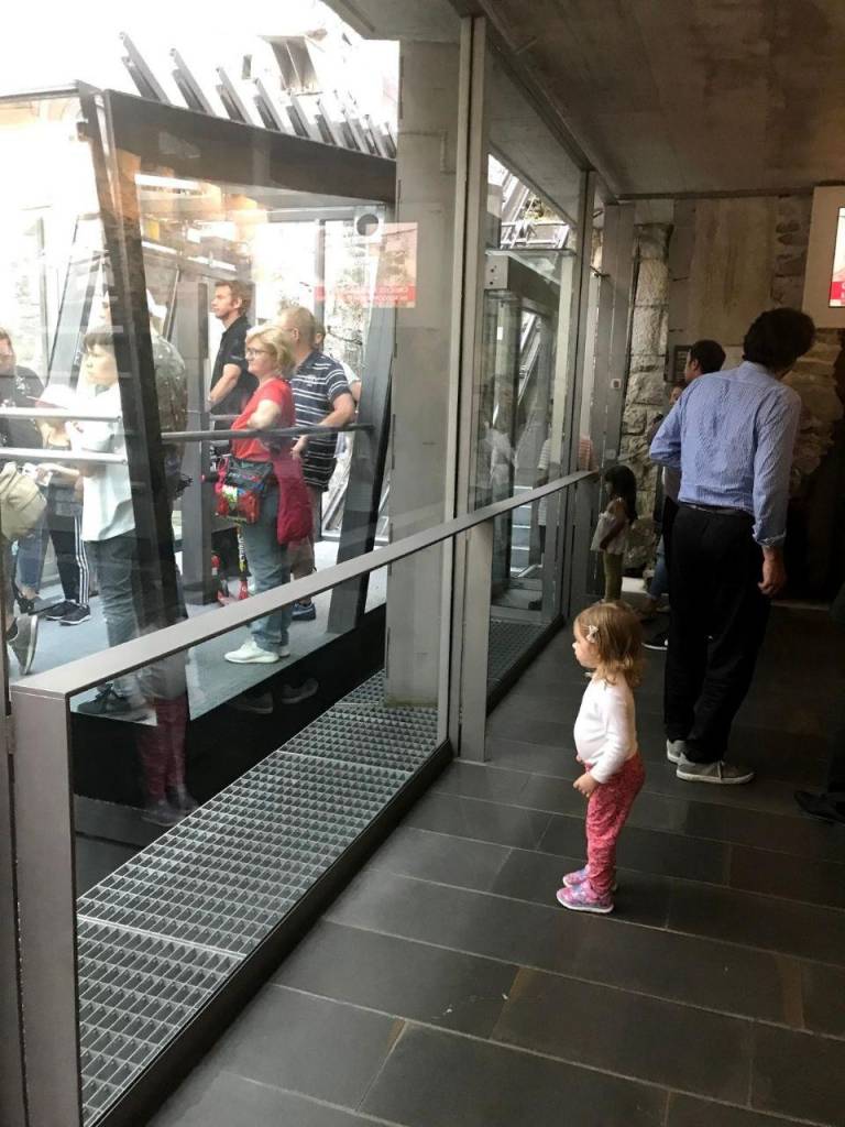 Tirna vzpenjača je v lanskem letu na grad prepeljala dobrih 590.000 potnikov.