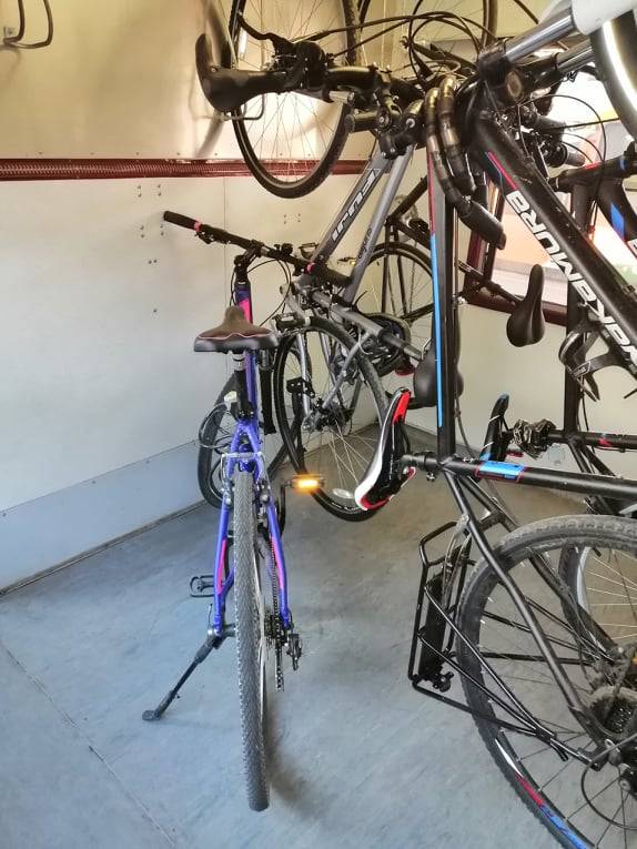 Če se prostor za kolesa zapolni, lahko kolo zapeljemo tudi v kupe, ampak pri tem ne smemo motiti ostalih potnikov, razloži Primož Kokalj z oddelka za Potniški promet Slovenskih železnic. 