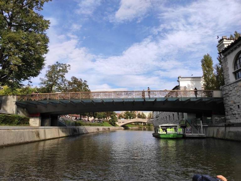 Prevozniki na Ljubljanici se bojijo, da uvedba redne ladijske linije LPP, pomeni njihov konec. 