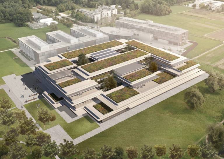 Posebnost objekta so štirje veliki ozelenjeni atriji oziroma vrtovi, posajeni s travo, na katerih rastejo nizka drevesa in grmovje. Atriji predstavljajo pomemben stik vseh prostorov z zelenjem in služijo kot podaljšek notranjih prostorov v klimatsko primernih dneh.