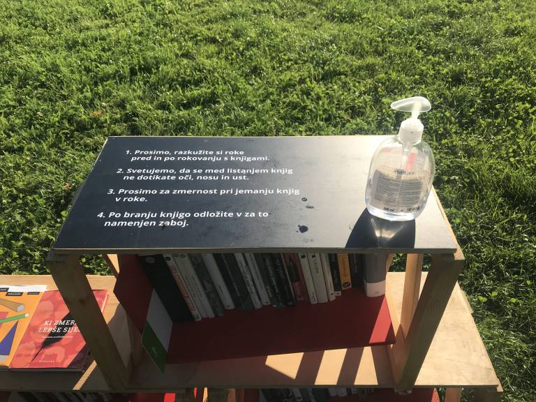 Pred rokovanjem s knjigami si morate nujno razkužiti roke. 