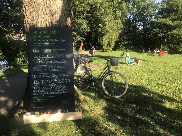 Knjižnica pod krošnjami vabi vse, ki si želite sprostitve v narava v družbi dobre knjige. 