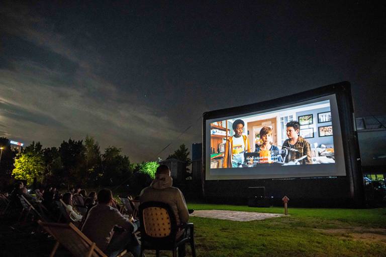 Kino gledališče Bežigrad ta petek posebej za dame pripravlja PIKNIK KINO na prostem. 