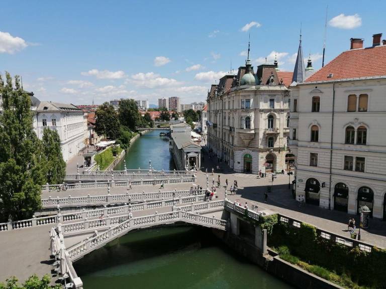 Tromostovje je eden najstarejših mostov v mestu. Mostu, ki je bil nekoč znan kot Špitalski most, je današnjo podobo vtisnil arhitekt Jože Plečnik.