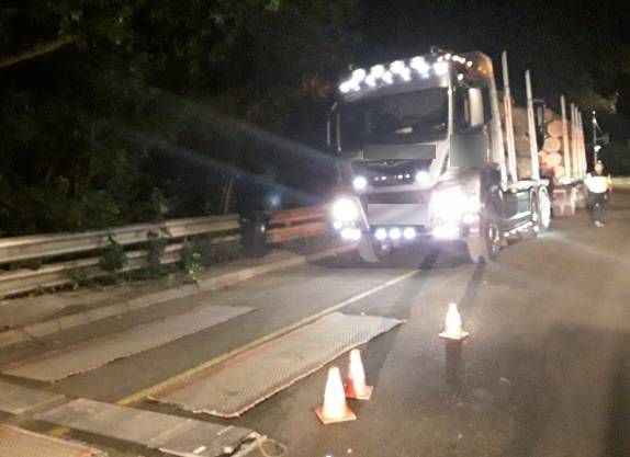 Preobremenjenost vozila vpliva na stabilnost, zaviranje in dolžino zavorne poti, kar poveča nevarnost za prometne nesreče.