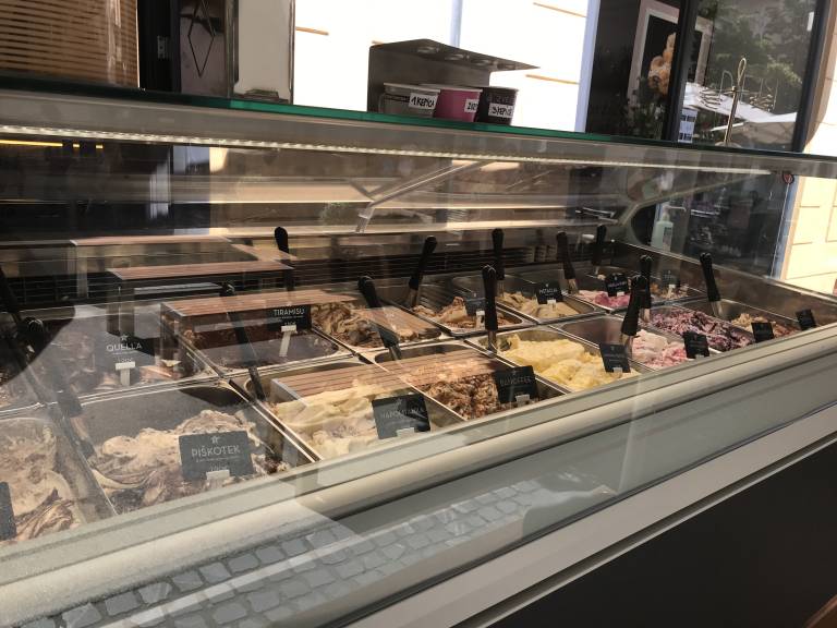 V vitrini vsak dan ponujajo 32 različnih okusov, med njimi 12 veganskih. 