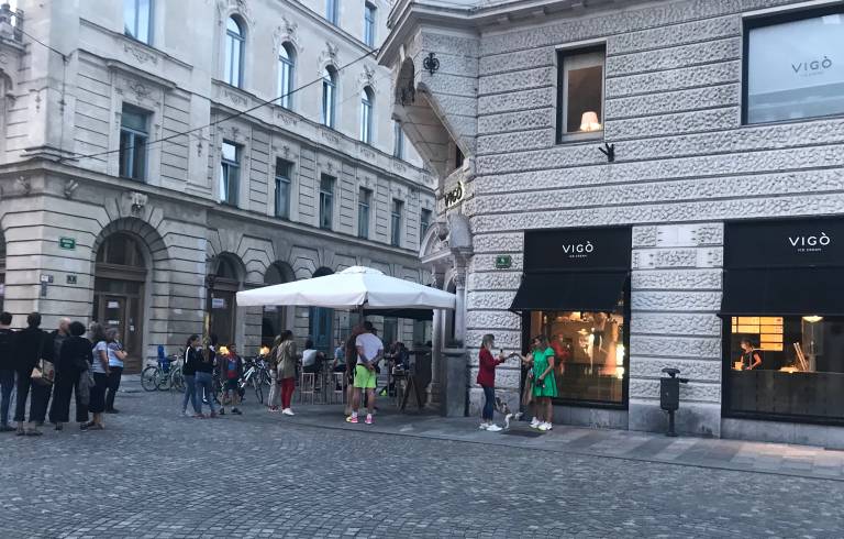 Dolga vrsta za sladoled, prizor, ki ga boste v poletnem času na sprehodu po centru mesta, pogosto videli.