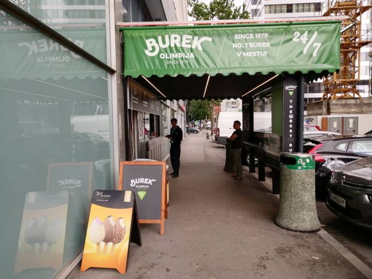 Ko govorimo o street foodu v prestolnici nikakor ne moremo mimo Olimpija bureka na Bavarskem dvoru.