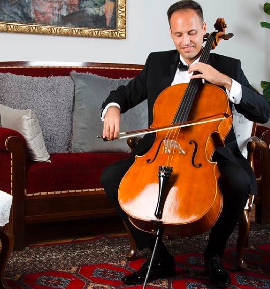 Vsa ta leta se je udeleževal glasbenih tekmovanj, mojstrskih tečajev in izobraževanj po celem svetu. Njegova družina ga je spremljala in podpirala na vsakem koraku. In tako je še danes.