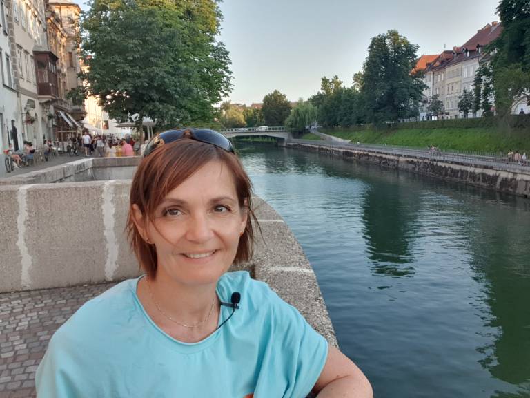 Irina Cerar je turistična vodnica z nacionalno licenco in z licenco za Ljubljano. Dela pa tudi kot vodja poti po centralni in vzhodni Evropi ter Balkanu. 