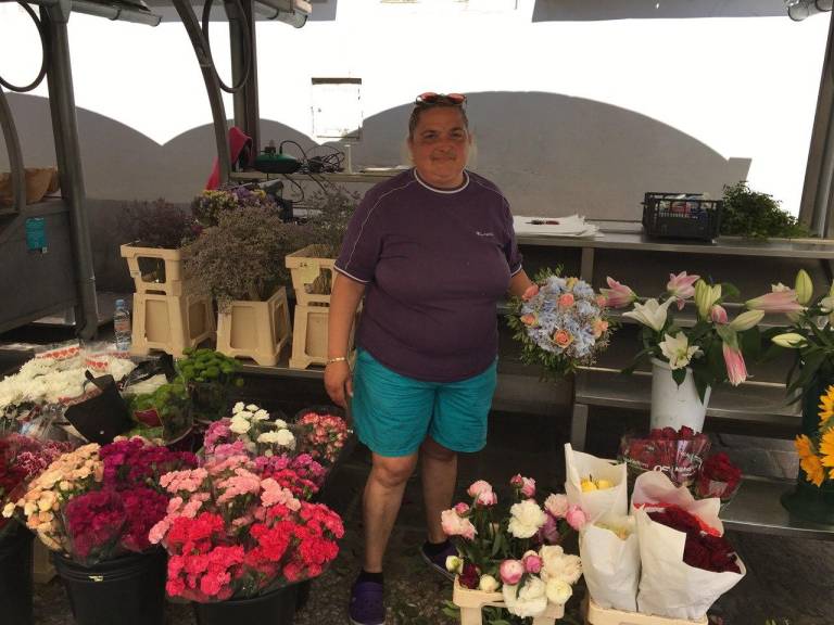  Ena izmed prvih ponudnic rezanega cvetja na tržnici je gospa, ki jo vidite na sliki. S prodajo cvetja, uvoženega z Nizozemske, so začeli že njeni starši, sedaj pa tradicijo nadaljujeta skupaj s sinom.