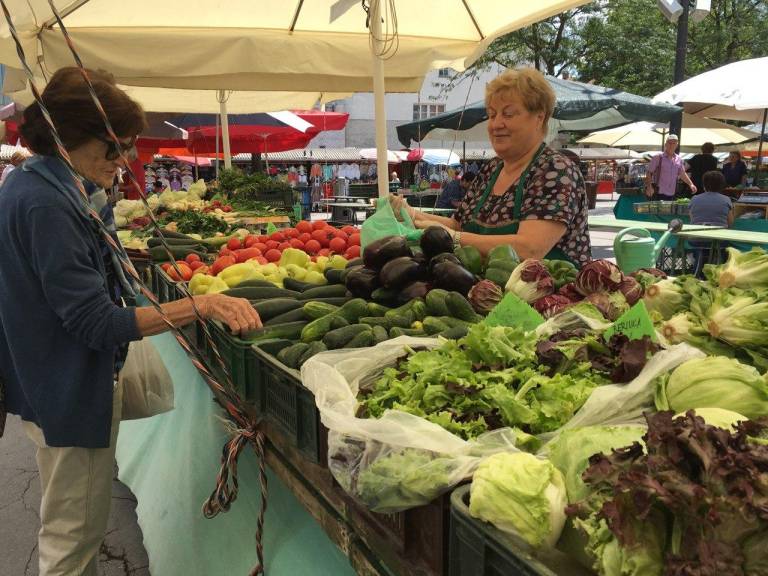 Za kilogram slovenskega krompirja boste odšteli od 0,80 centa do 1,00 evra, za glavo solate pa okoli 2 evra. 