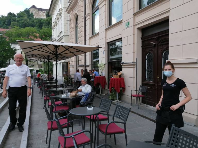 Poleti v Ljubljani delodajalci največ študentov potrebujejo v strežbi, veliko fantov pa opravlja tudi priložnostna, kratkotrajna dela kot so selitve in fizična dela.