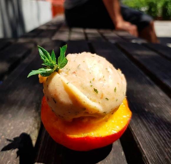 Za pripravo sladoledov uporabljajo sezonske sestavine. 