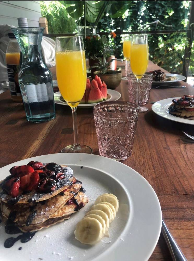 Hladna mimoza in palačinke, odlična brunch kombinacija. 