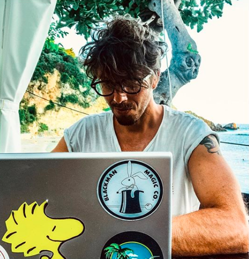 Bagola tudi na dopustu vsak dan piše, saj ga to osrečuje in izpopolnjuje. Izid nove knjige napoveduje za naslednje leto. 