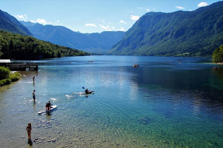 Bohinjsko jezero ima osvežujočih 20 stopinj Celzija. 