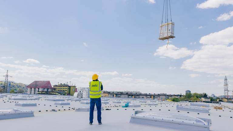 Na strehi trgovine bo nameščenih približno 2.300 sončnih panelov, približno 1.200 kvadratnih metrov strehe pa bo zasajene z rastlinami.