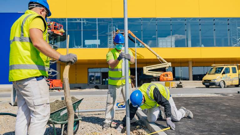 Dela zaenkrat potekajo po načrtih. 