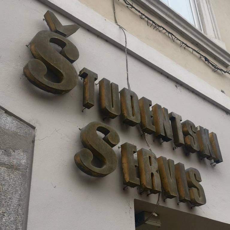 Ponudbo študentksih del, napotnico, svoje zaslužke in vse ostalo, lahko spremljate na spletni strani študentskega servisa in na aplikaciji e-Študentska napotnica. 