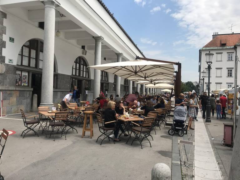 Lokali ob Ljubljanici se počasi polnijo. Gostinci in turistični delavci upajo, da bo avgusta obisk še večji.