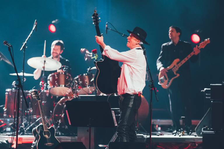 28. avgusta se na oder Festivala Ljubljana, tako kot že tri desetletja, vrača s svojim žametnim glasom Vlado Kreslina z gosti. 